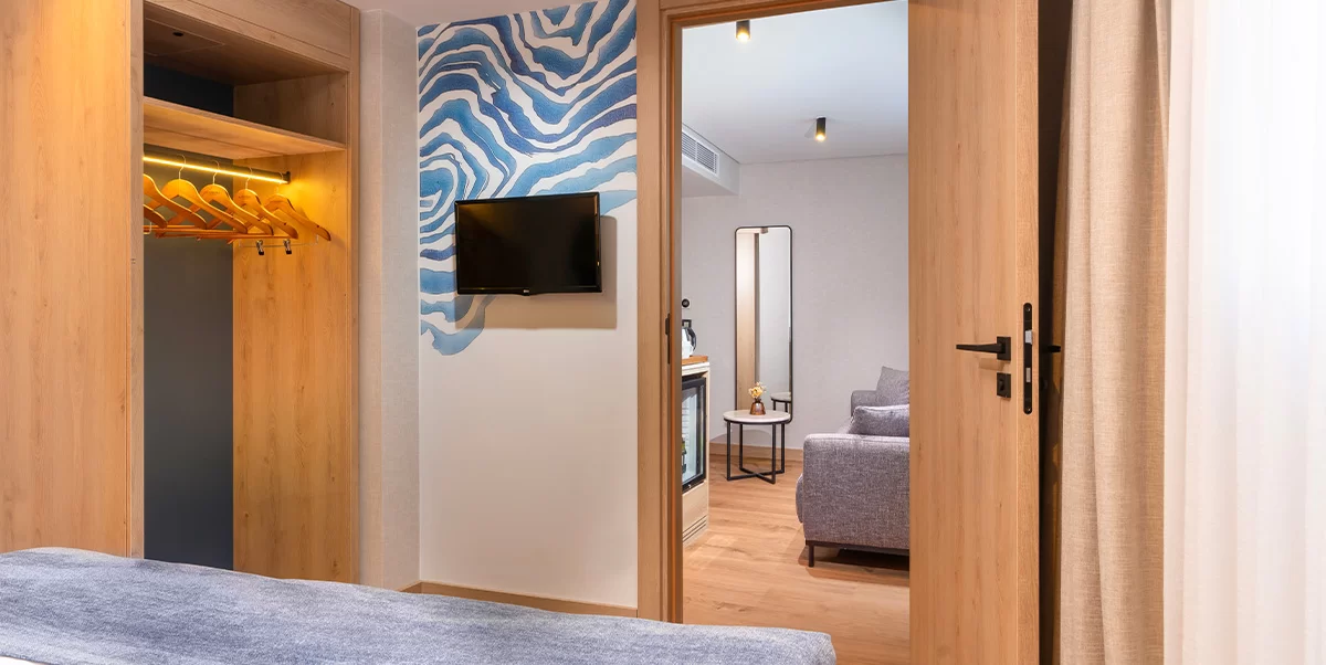 FAMILY ROOM WITH 1 QUEEN BED + 2 SINGLE BED - 2 ROOMS