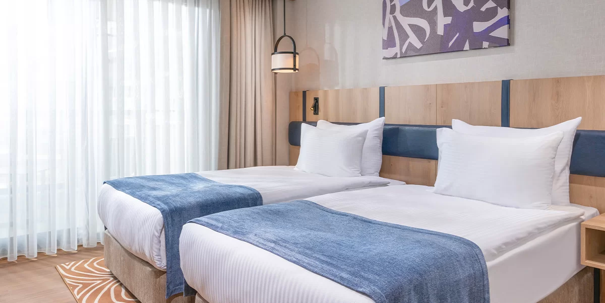 FAMILY ROOM WITH 1 QUEEN BED + 2 SINGLE BED - 2 ROOMS