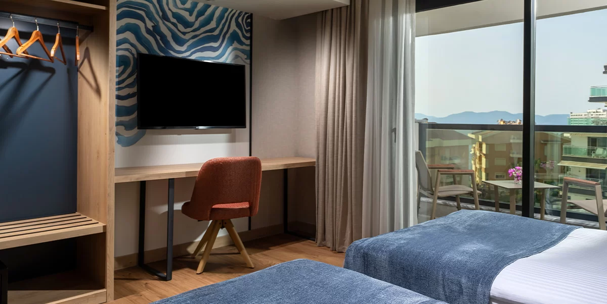 FAMILY ROOM WITH 1 QUEEN BED + 2 SINGLE BED - 2 ROOMS