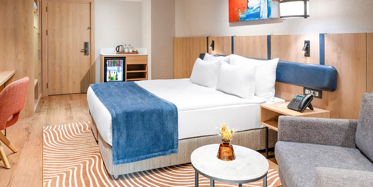 SUITE WITH QUEEN SIZE BED