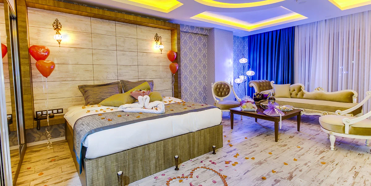 DELUXE ROOM WITH QUEEN SIZE BED