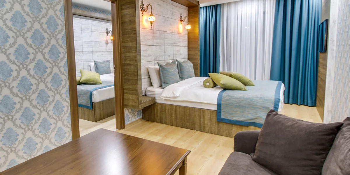 FAMILY ROOM WITH 1 KING BED + 2 SINGLE BEDS - 2 ROOMS