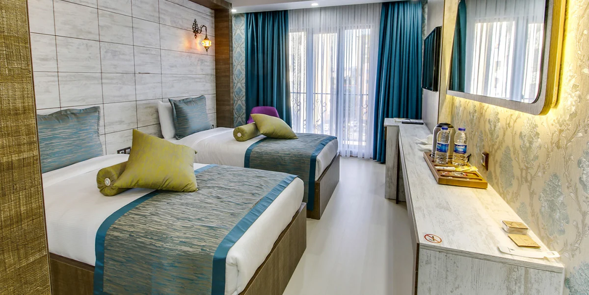 TRENDY ROOM WITH QUEEN SIZE BED
