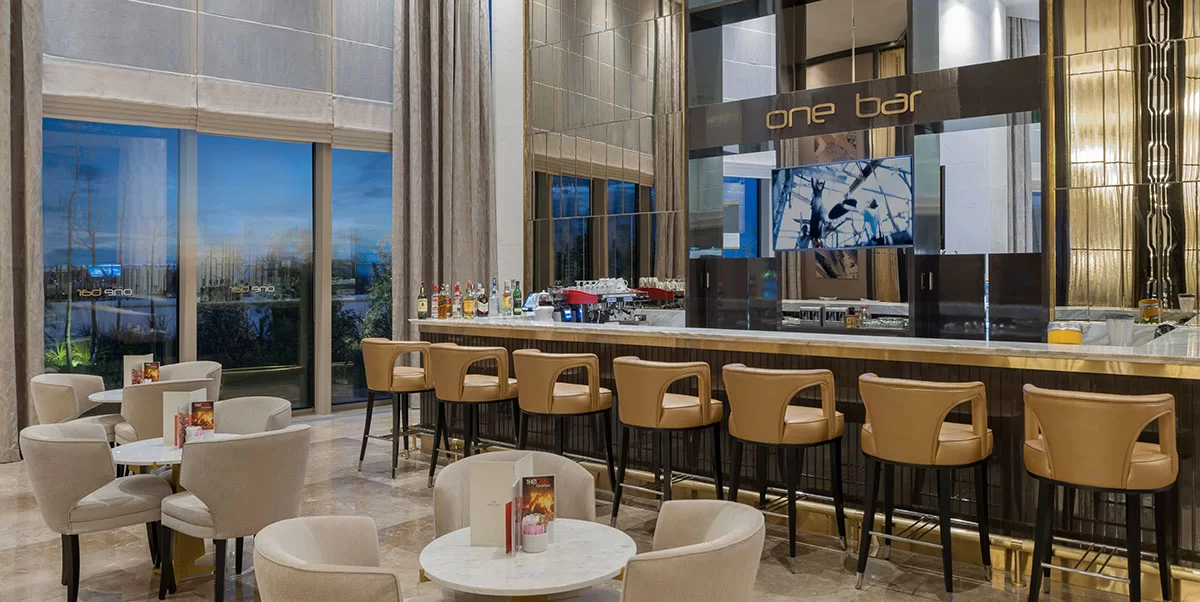 Restaurants & Bar